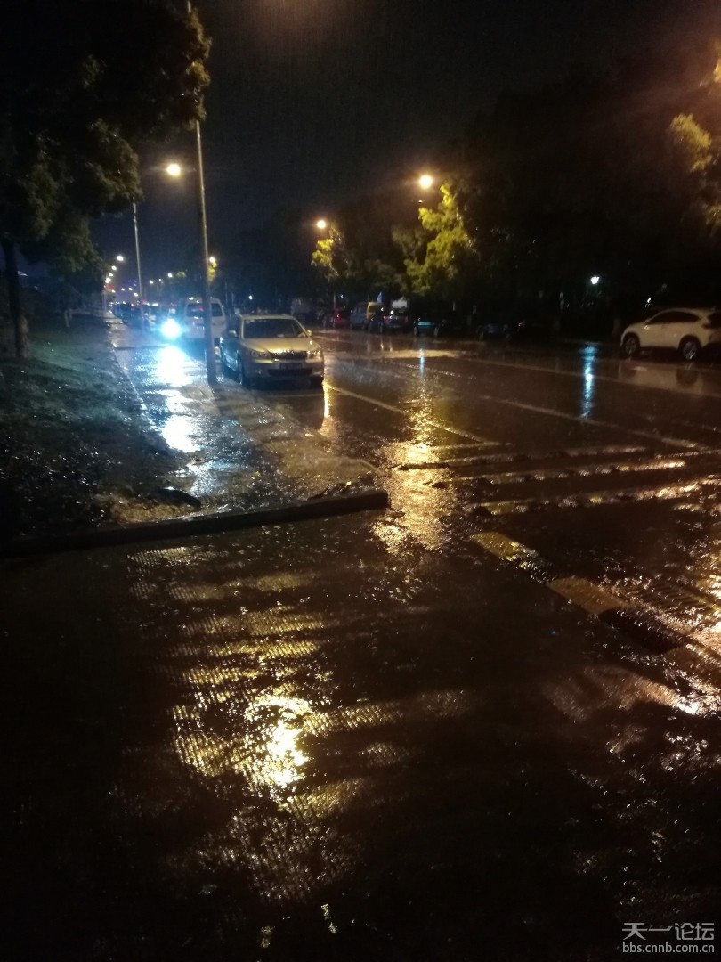 网友反映海曙区学院路道路残破一到下雨天积水严重无法行走