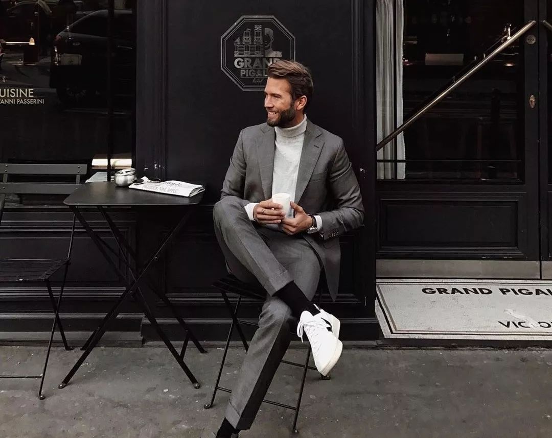 西装运动鞋到底是时髦还是土气明星都喜欢这样穿