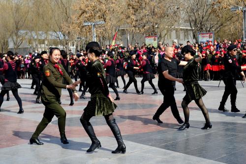 北京陶然亭公园流行一种"水兵舞",为何她们的装束如此"怪异"?