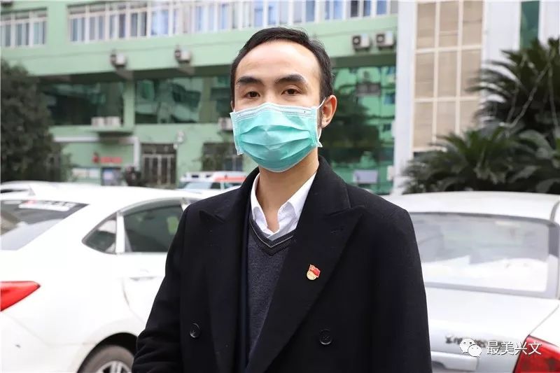 当天下午3点,在兴文县人民医院,何宇星将总价值22500元的50套隔离衣