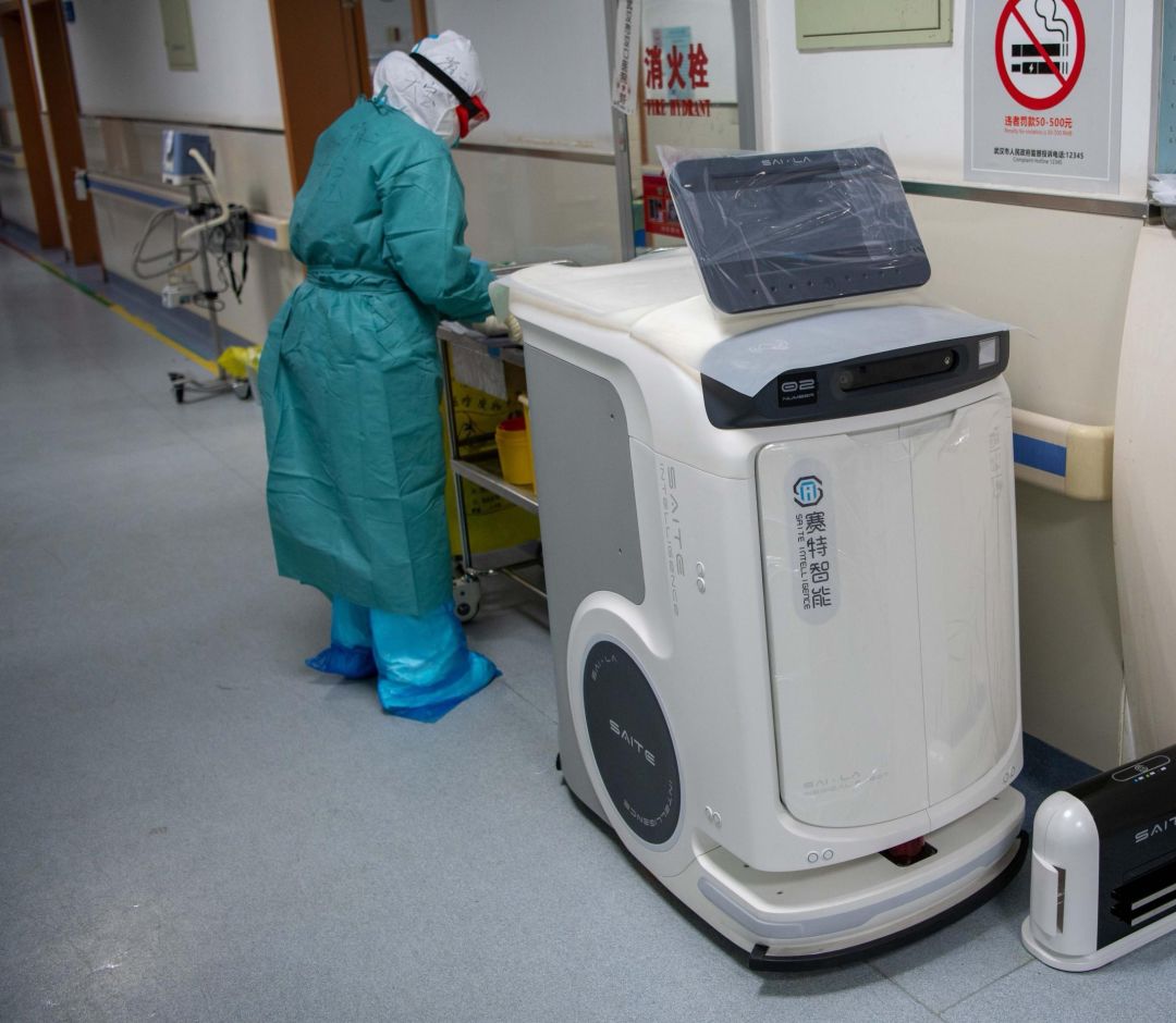 广州机器人勇闯武汉雷神山代替三个人工作24小时陪伴