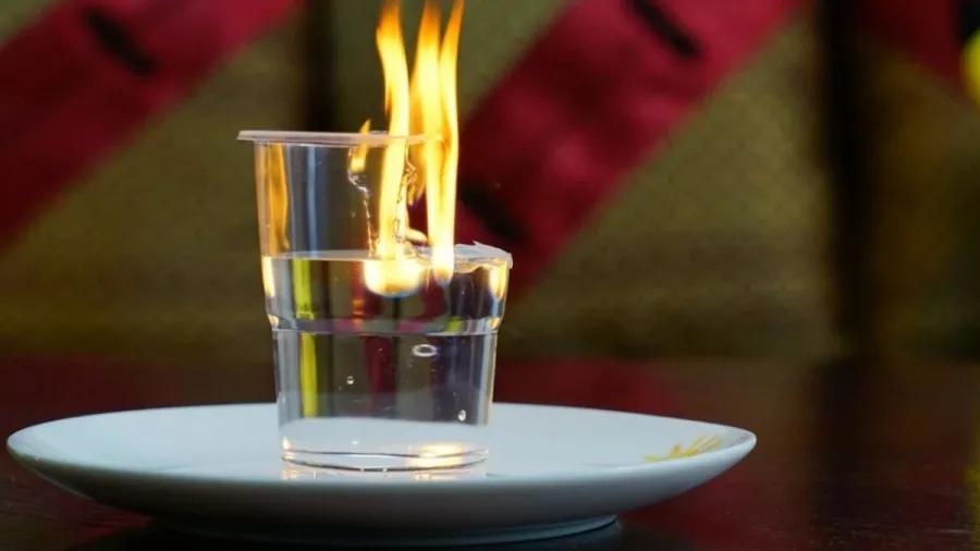 原创魔力科学小实验一旦塑料杯被点燃还能盛得住里面的水吗