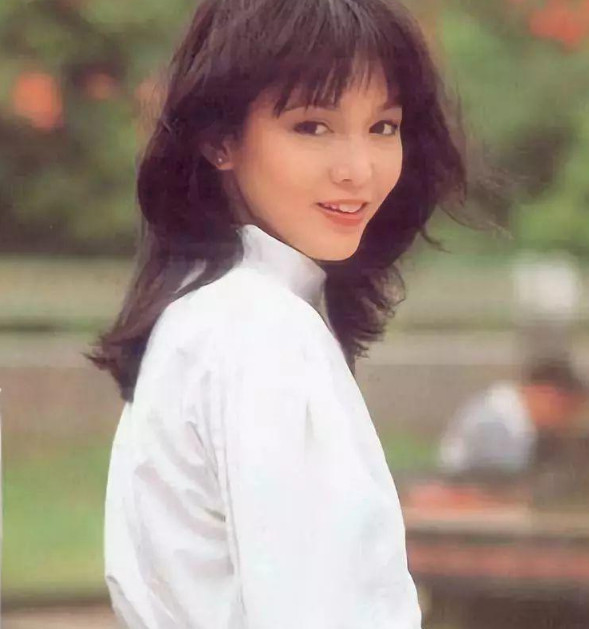 62岁郑裕玲近照坦言穷得只剩下钱恋爱多年仍坚持不婚