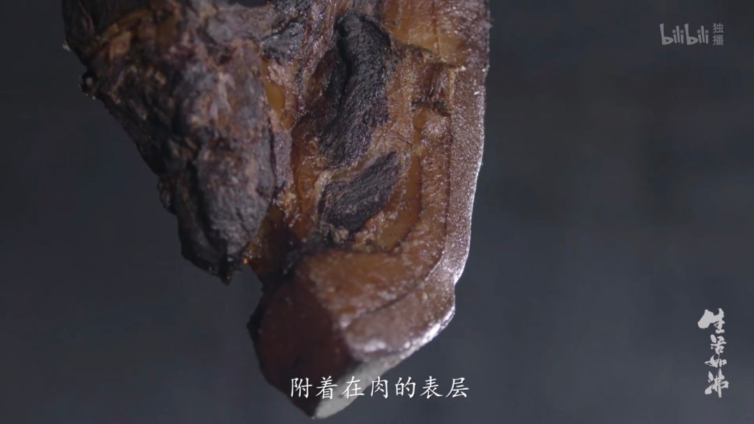 《生活如沸》第五集腊肉经过切片翻炒炖煮,冬天在火塘里吃,就一杯米酒