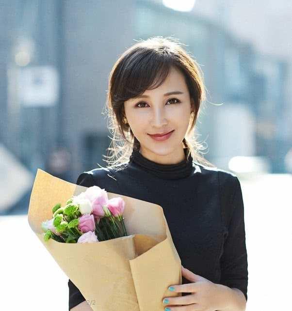 她青春期叛逆19岁与男友私奔北漂生3娃丈夫成名导后把她捧红