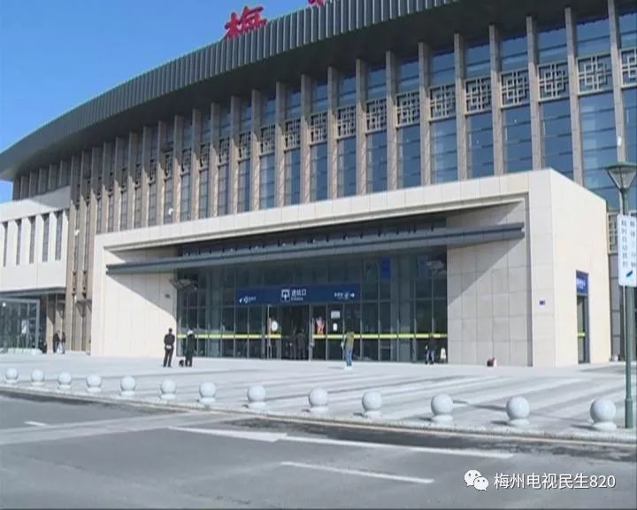 今天上午,记者在梅州西站的进站口看到,这里站了不少来乘坐高铁的旅客