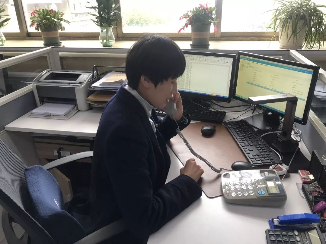 工作人员在接听咨询电话据统计,目前通过线上办理业务342件,提供