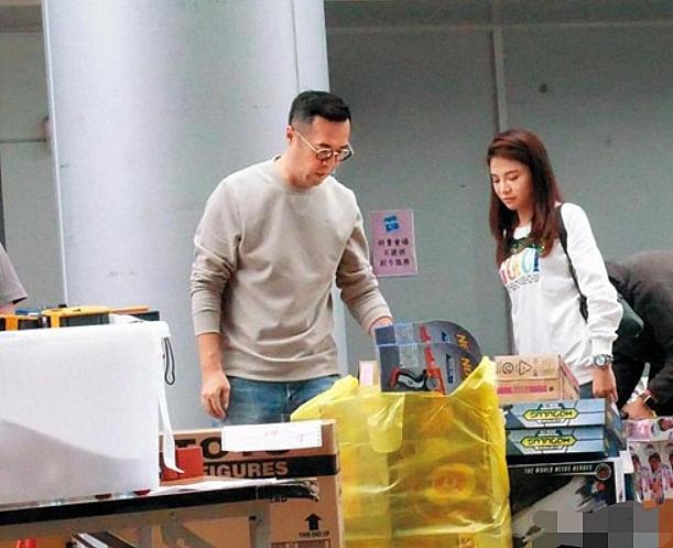 与辣妹左拥右抱,梁静茹走出阴霾状态回升_赵元同