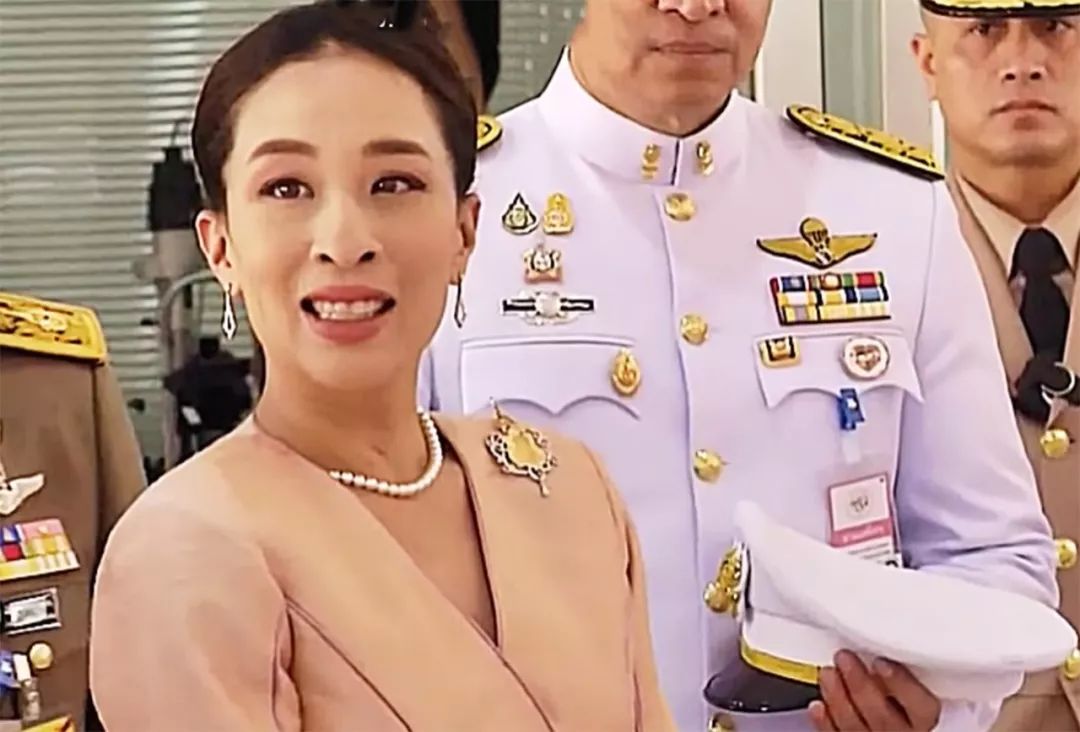 原创41岁泰国公主做活动,对中式茶杯兴趣浓,"万寿无疆"杯盖惊艳了