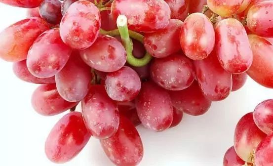 提子有这些功效与作用但吃提子需注意这些事项