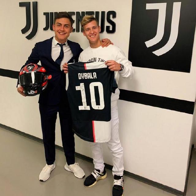 跨界会友!迪巴拉合影摩托车骑手夸塔拉罗,互赠球衣头盔