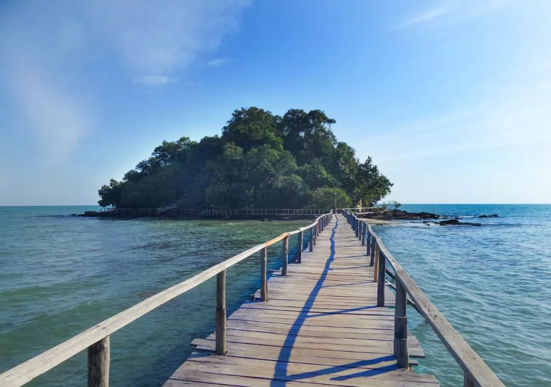 金银湾是柬埔寨云壤国家森林公园海边的度假胜地,坐拥原始雨林,沙滩