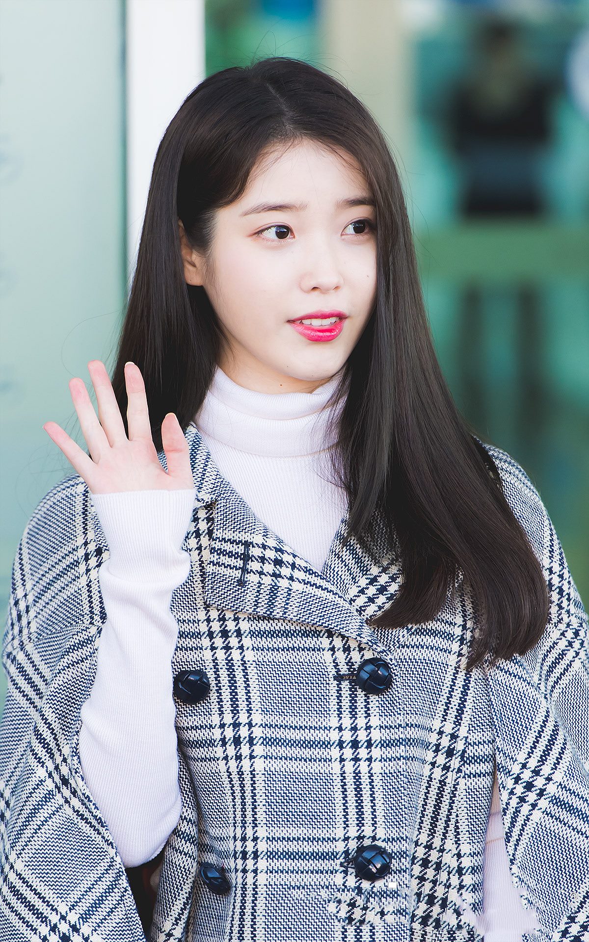 原创iu出征时装周穿2万6格纹斗篷配白毛衣踩尖头短靴秀雪白美腿