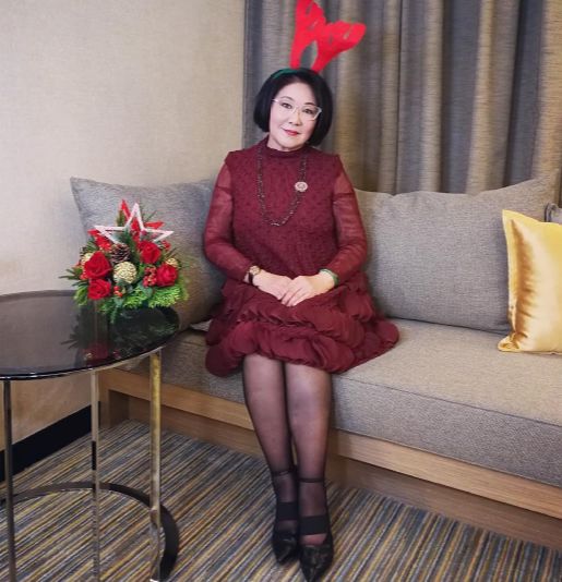 是眼镜就好像每张相都不同款式一样,而特别的是她爱穿性感的黑色丝袜