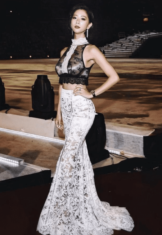 才发现克拉拉的"柯基臀"不是吹的,穿蕾丝上衣走秀,太亮眼_李成敏