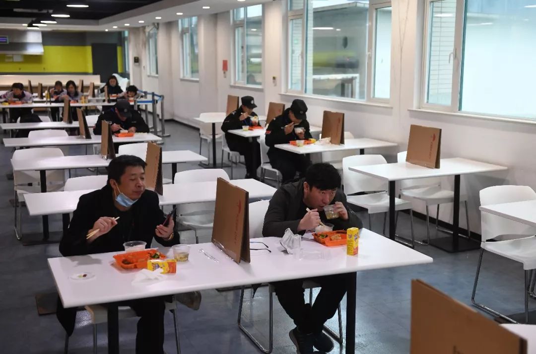 在力特半导体(无锡)有限公司,员工在食堂用餐.