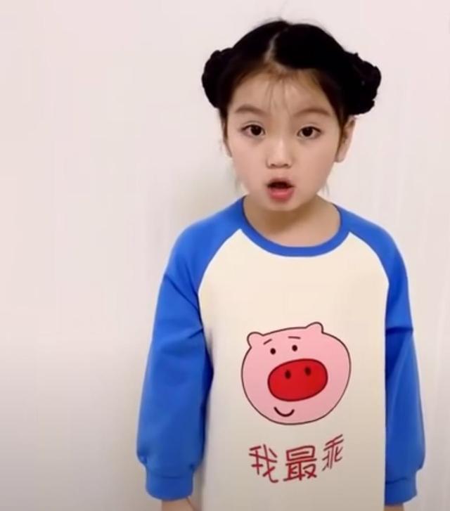 原创萌翻!阿拉蕾妹妹可爱视频曝光,跟姐姐感情如胶似漆