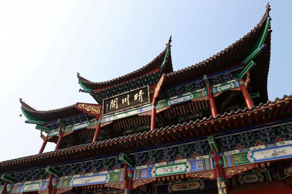 晴空万里的汉阳江畔树木郁郁葱葱,好像近在眼前历历在目,鹦鹉洲的绿草