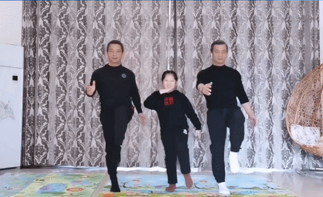 大双哥哥拿来了小双最喜欢的东西——高尔夫球杆!