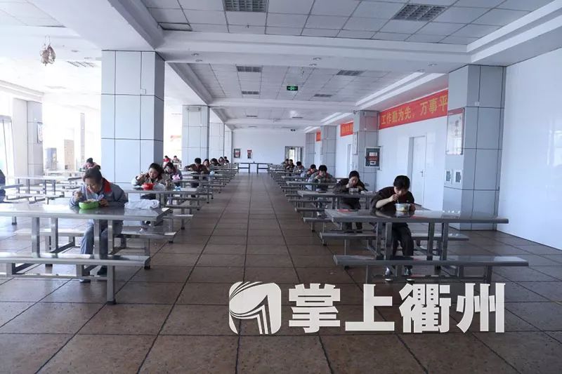 【热点】食堂吃饭,吃出了高考的感觉!衢州复工企业"花式"就餐法