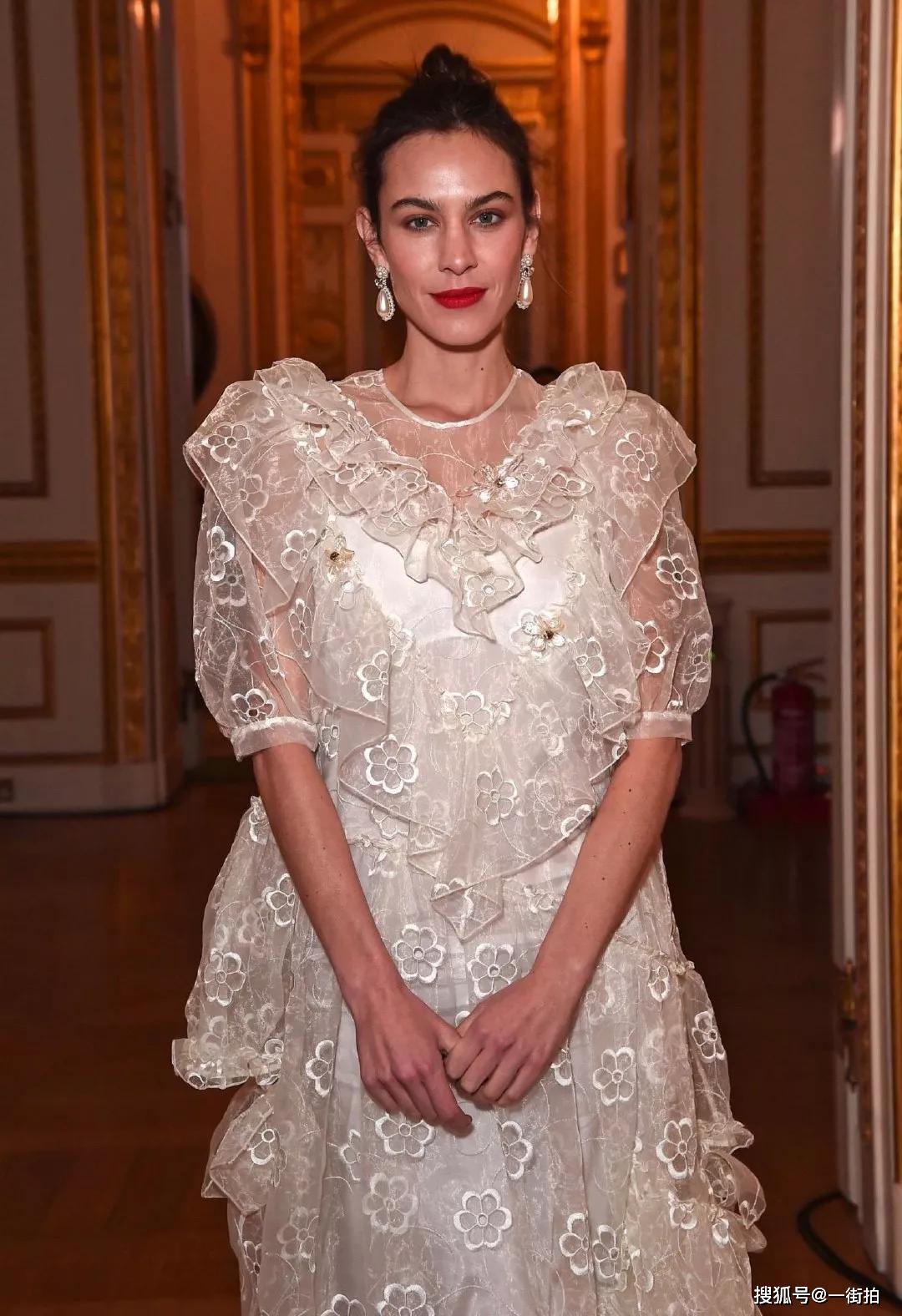 英国第一女网红现身秀场穿公主裙惊艳四座被抢着合影