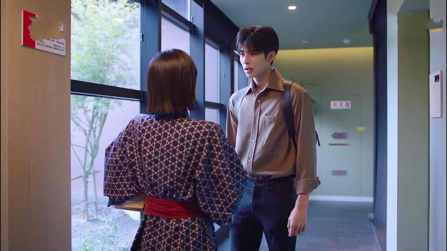 贺繁星坐在床上一直看元宋的手机号,是不是像极了