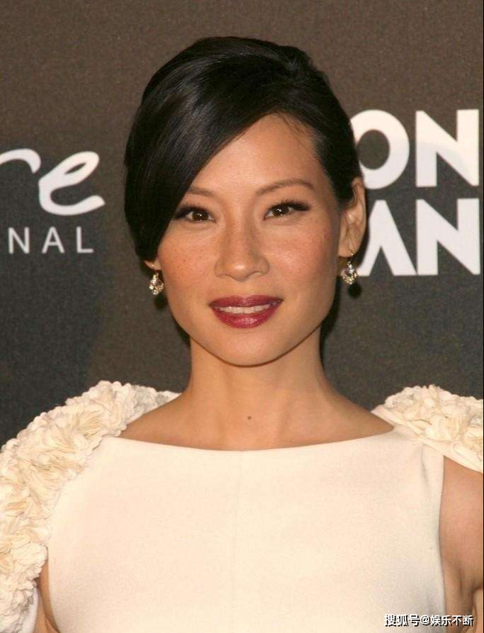 直到29岁这年,终于等来了美剧《甜心俏佳人》中的律师吴玲这个角色