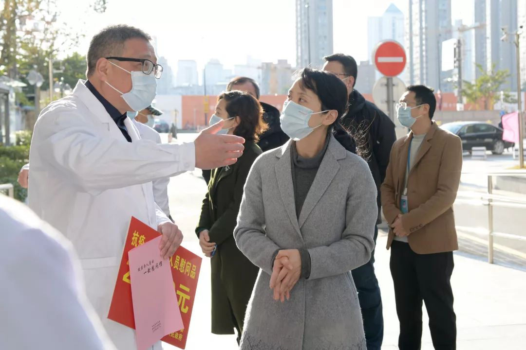 汤筱疏副市长和市卫健委陈乐慧副主任一行来院慰问一线医务人员