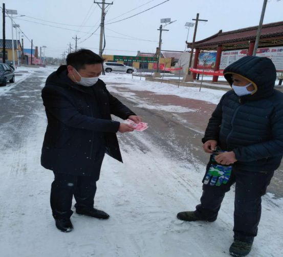 冷子堡镇冷后社区南青飞,下雪时从未离开岗位,只是站在伸缩门的出口避