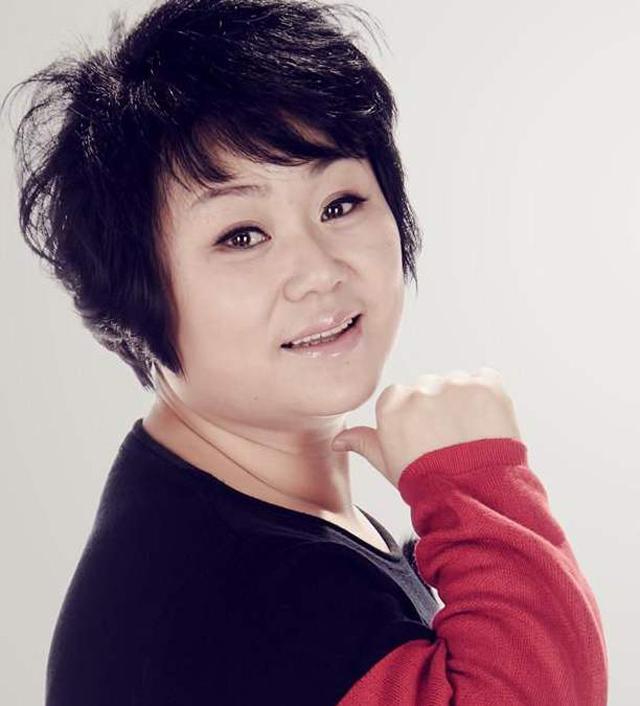 贺美玲也是赵本山的一位徒弟,还是在《刘老根3》中扮演二柱子的张小飞