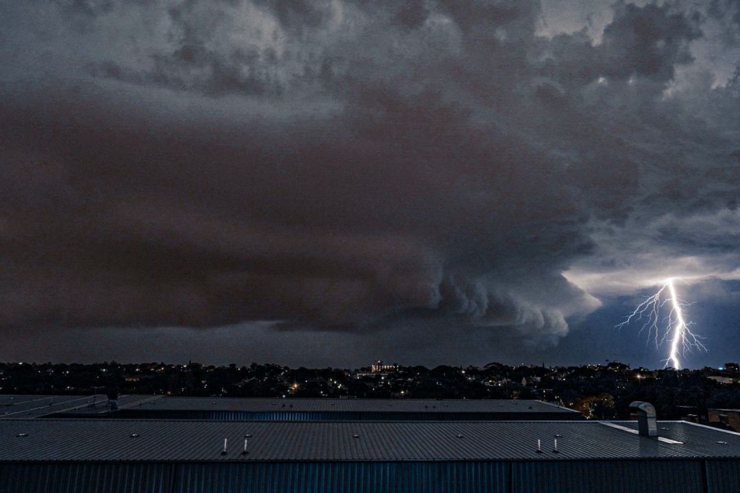 澳洲又渡劫了而且是五雷轰顶悉尼一人命丧街头气象局说还没完