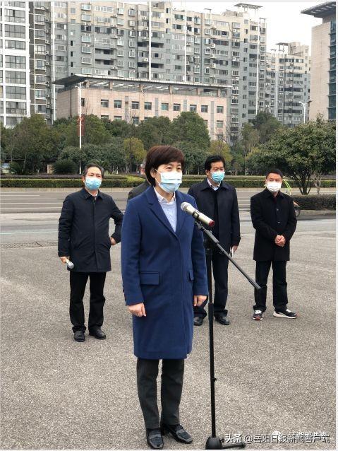 刚刚市长一声令下岳阳8辆装满生活物资的大卡车驶向湖北黄冈