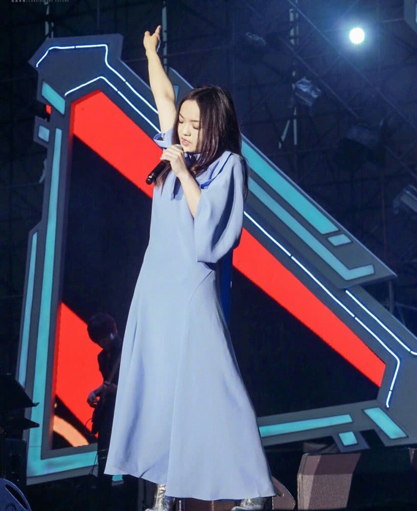 徐佳莹最新综艺照,身穿黑色缎面束腰连衣裙亮相,身材略显臃肿