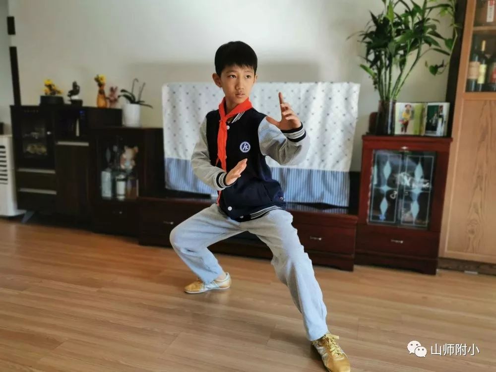 大学城校区五一班学生录制十步拳教程大家还自觉帮助父母做力所能及的