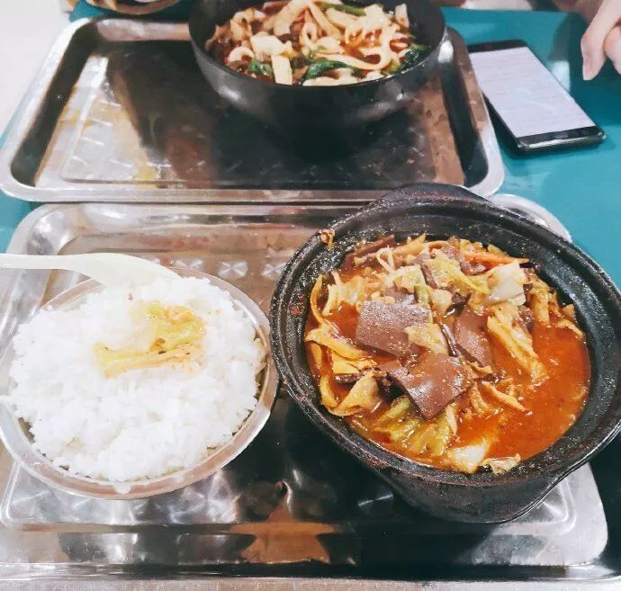 吉林外国语大学的食堂,简直就是一座超大型美食广场,兰州拉面,韭菜