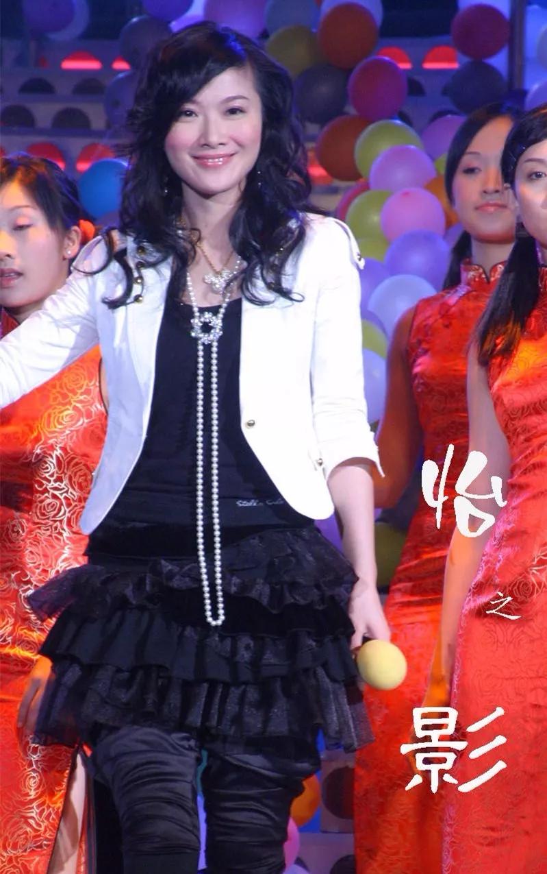 凭借《非常周末》打响名气,陈怡也成为了当红的女主持人.