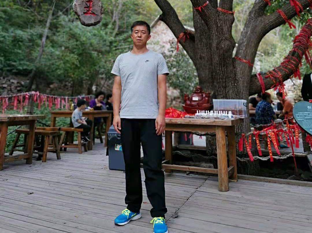 李新中中共党员,中学高级教师.