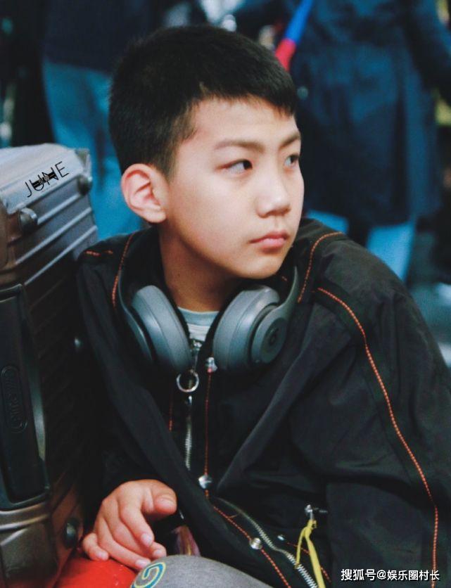 原创胡军儿子才是脱缰式长大11岁穿父子西装帅成霸道总裁范