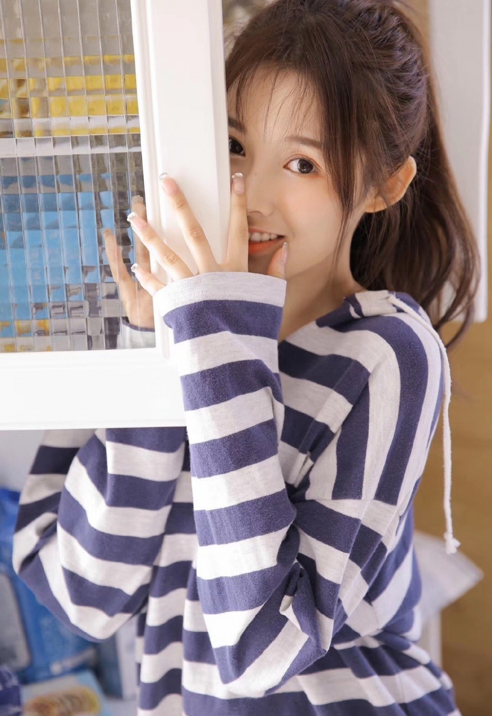 氧气治愈萌妹子清纯马尾辫甜美笑容细长美腿私房照