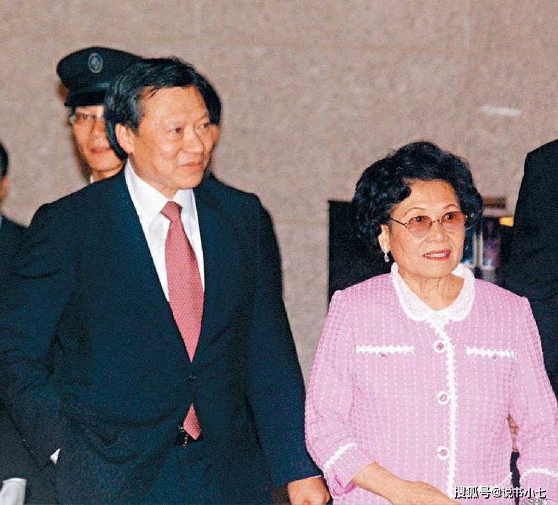 珠光宝气不是假的,2000亿富豪的初恋情人,为何和正妻打官司_贺峰