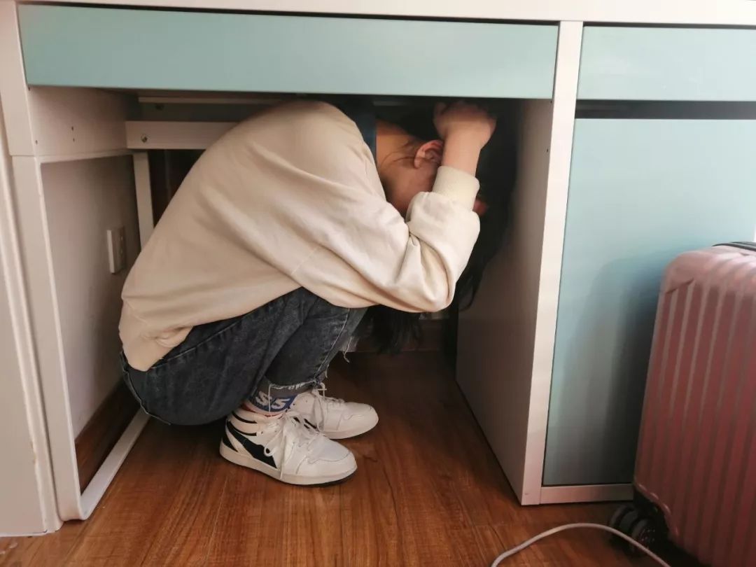 地震来啦长清湖实验学校对少先队员进行居家避震安全教育