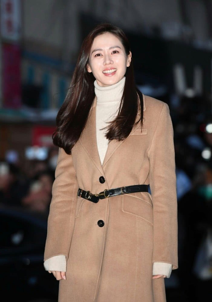 就如这次现身某活动现场时,穿长款大衣,搭配偏休闲的白色牛仔裤,这样