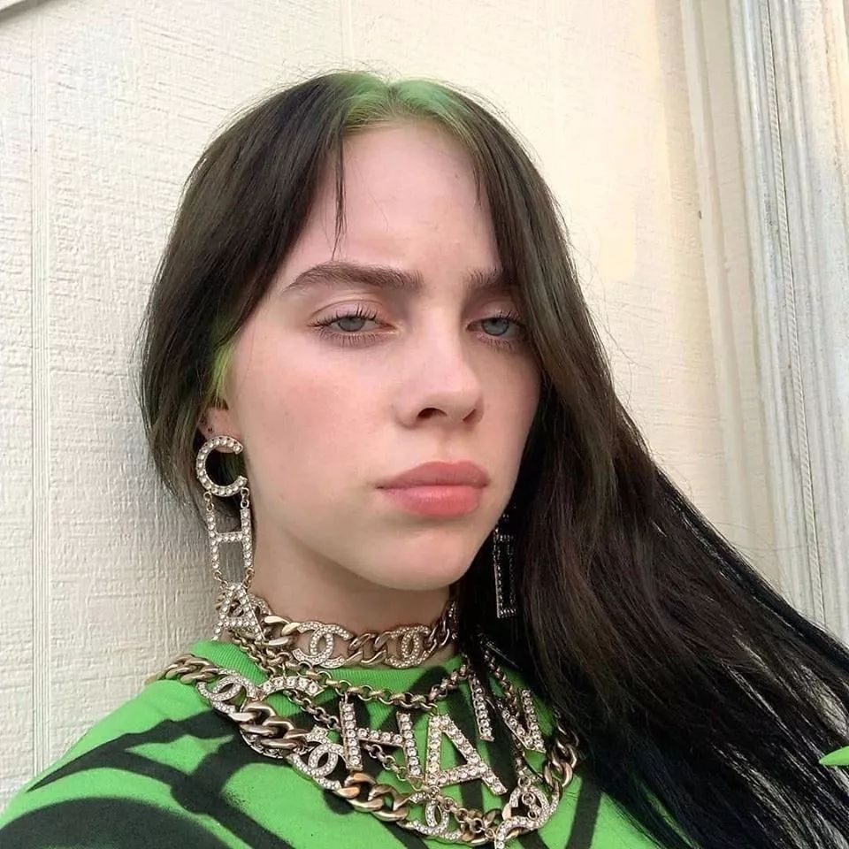 她的背景是怎么样的呢,碧莉·艾利什(billie eilish),2001年12月成