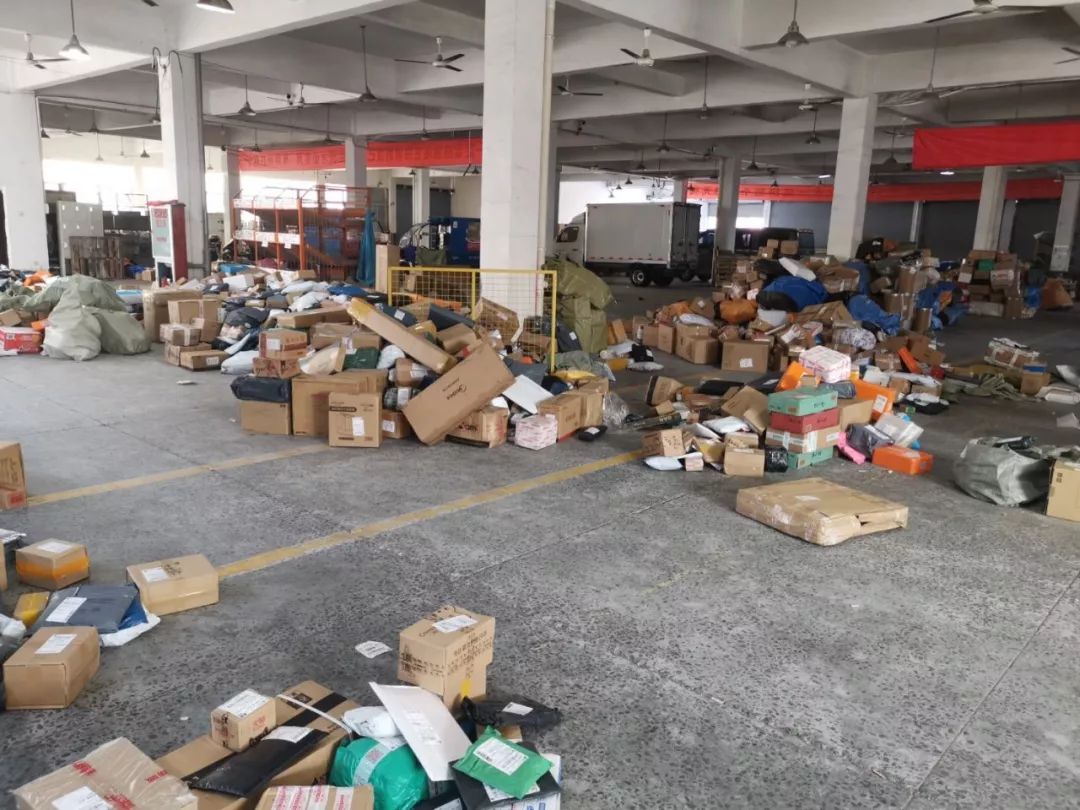 浙江小伙到网点自提快递被现场情况惊呆这段时期真的要多点理解