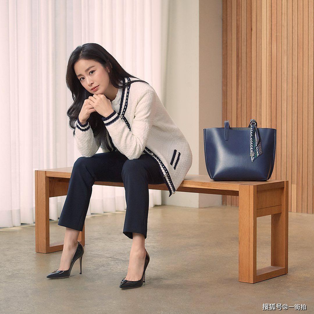 rain老婆金泰熙产后复出穿蕾丝长裙不像40岁恢复太快了