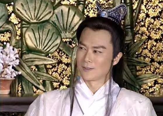 玩扇子很溜的帅哥,陌上人如玉,公子世无双这句话他是担得起的_玉龙