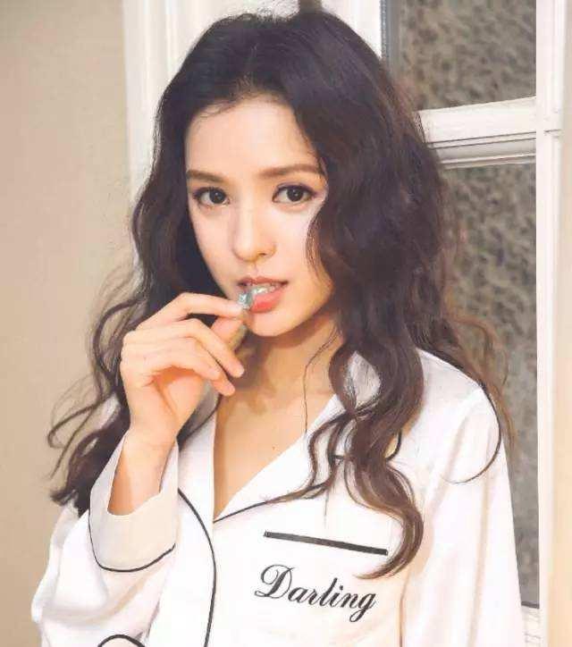 陈文婕是王思第九任女友,原名陈漾懿,曾合作栏目《就想妆美女》《康熙