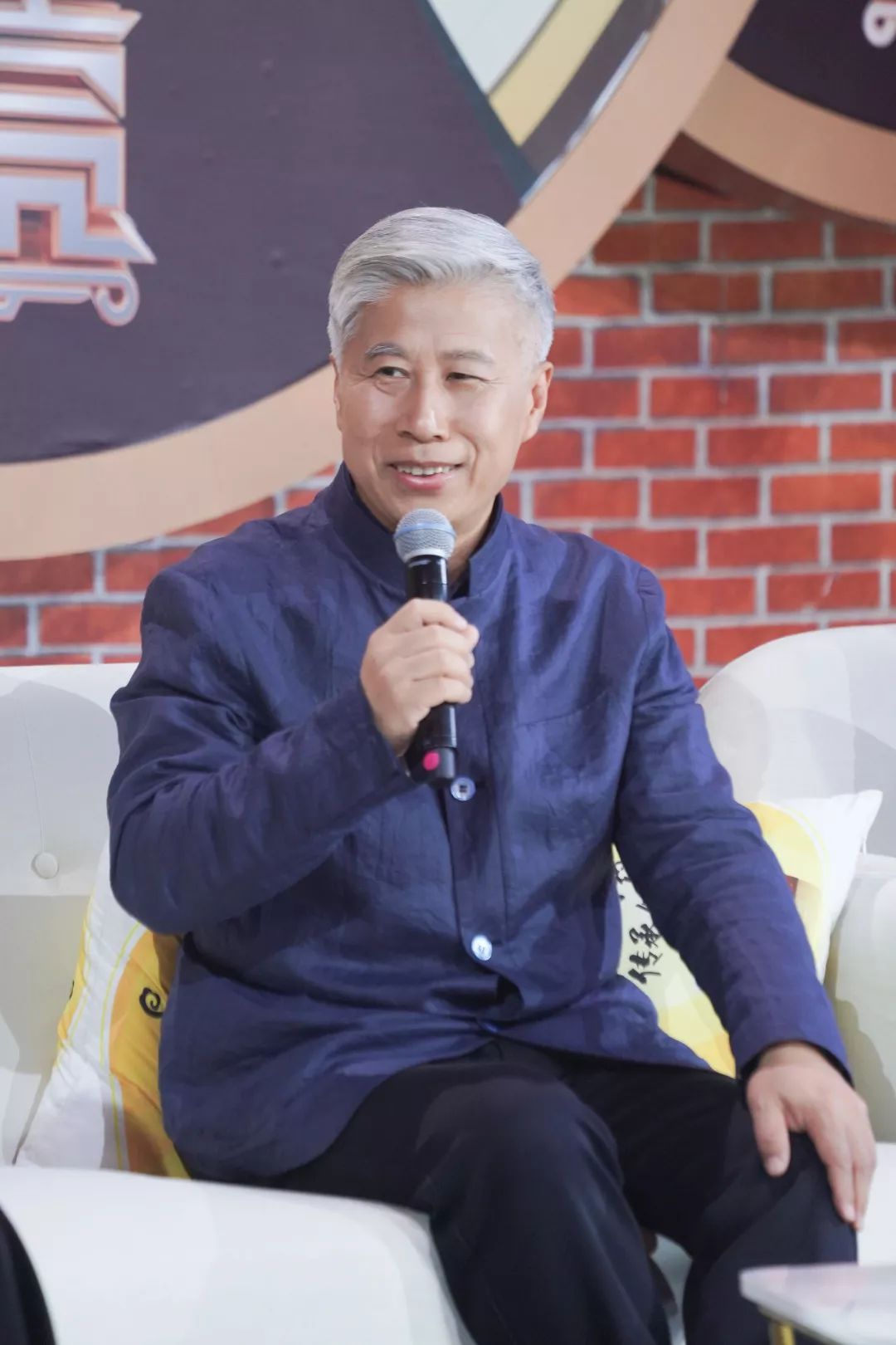 《长大后我成了你》由宋青松作词,王佑贵作曲.