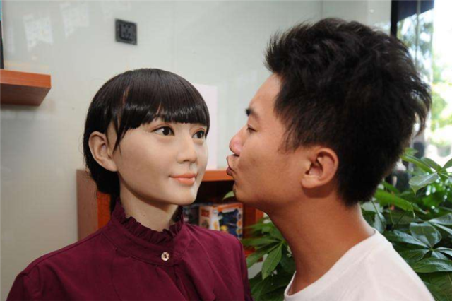 因此这些女性机器人也是争议不断因为这3种服务男网友不需要