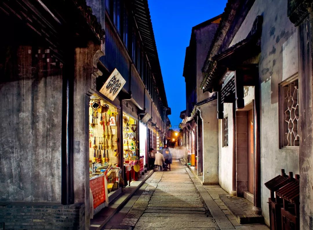 千灯古镇上有七座建于明清时期的拱形环龙石桥横跨与镇中河道千灯浦之